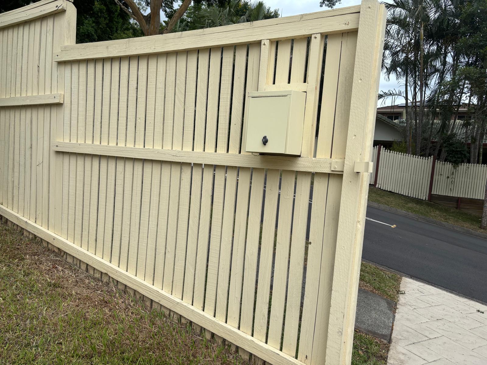 Timber slat fence with integrated mailbox